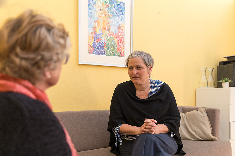 Die Wiener Gesprächsinsel rund um Leiterin Verena Osanna bietet ein niederschwelliges Gesprächsangebot in Krisensituationen.